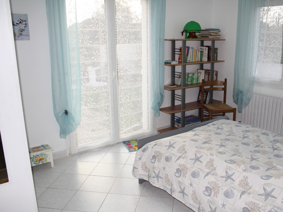 Chambre 1 avec bibliothèque