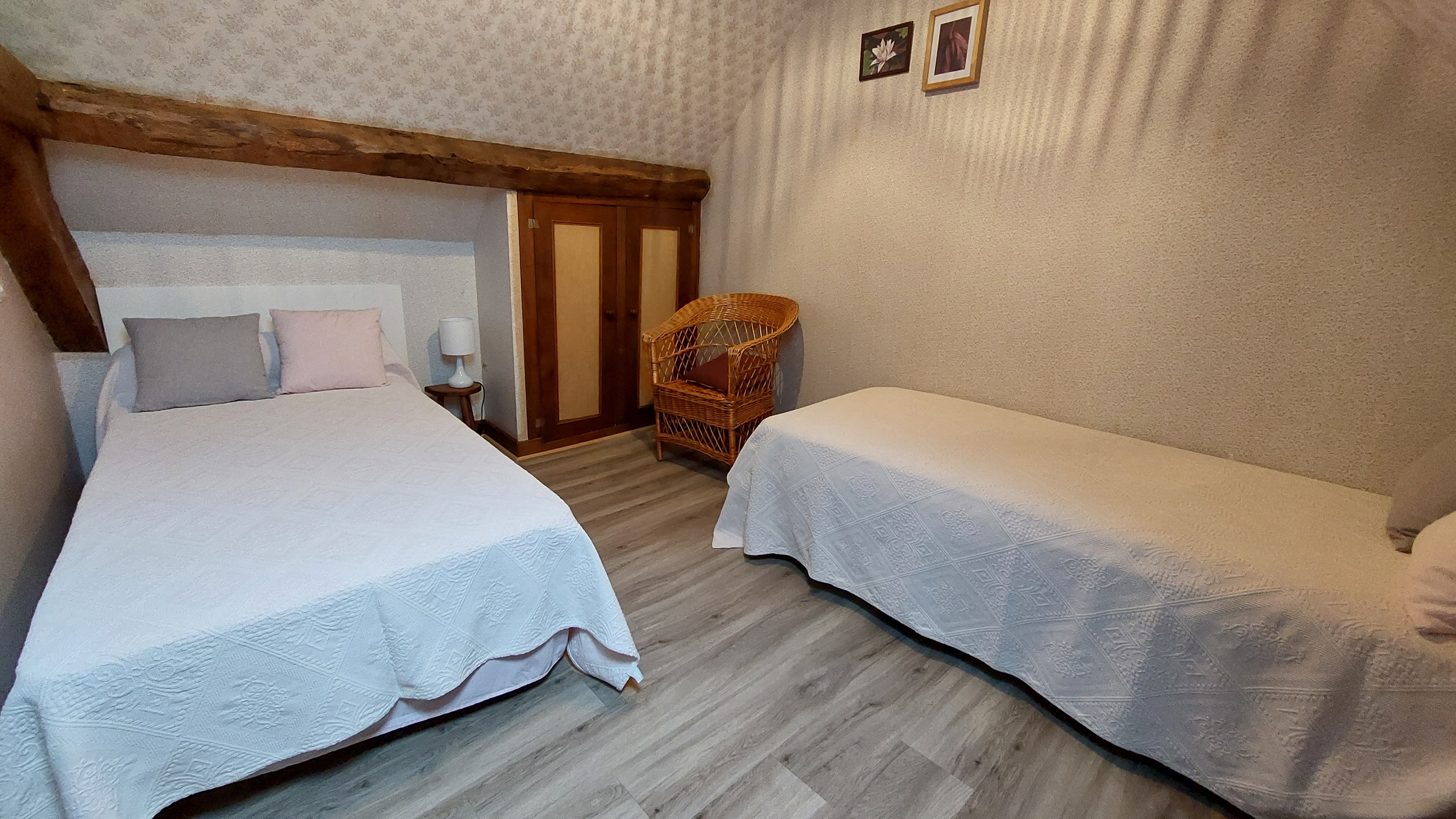 Chambre 2 avec deux lits simples