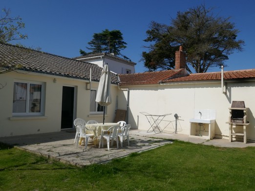 One-storey semi-detached house with enclosed garden