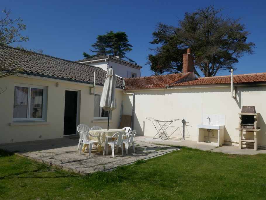 One-storey semi-detached house with enclosed garden