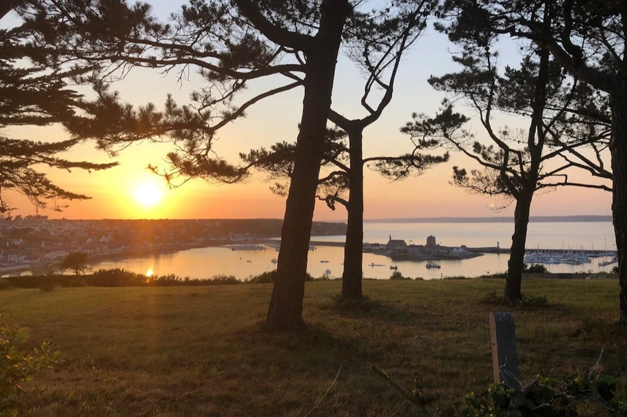 Vue sur Camaret au coucher du soleil