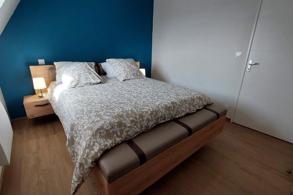 Troisième chambre du gîte La Petite Maison avec lit double 140x200 et dressing.