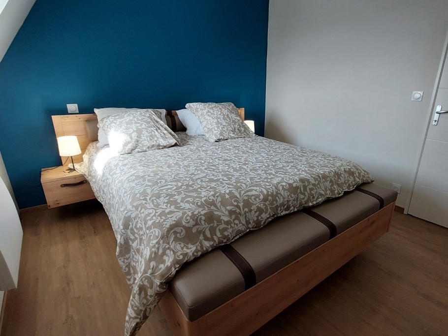 Troisième chambre du gîte La Petite Maison avec lit double 140x200 et dressing.