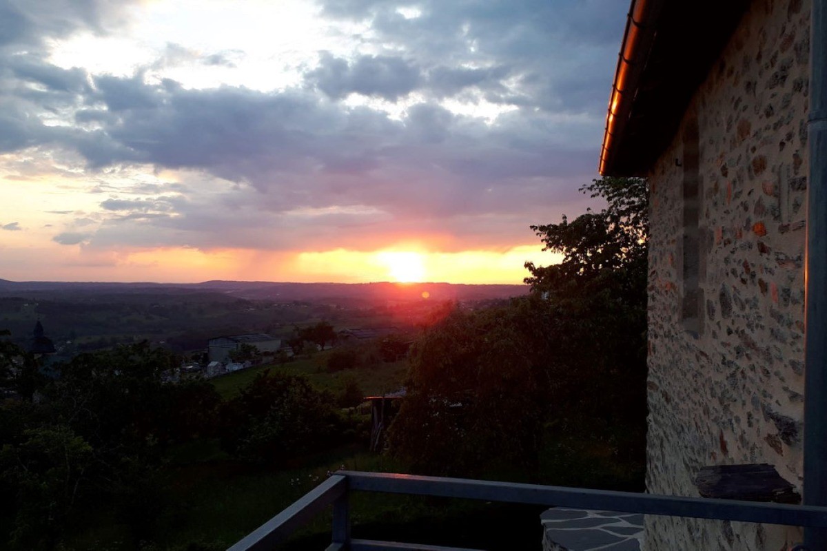 coucher de soleil GITE LA CHARTROULLE 19 CORREZE CLEVACANCES