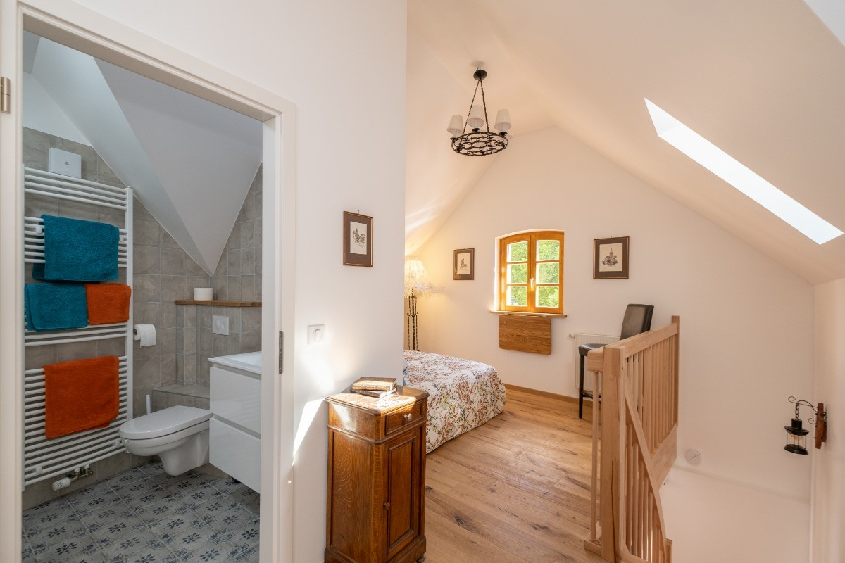 Etage : mezzanine et salle d'eau avec toilettes