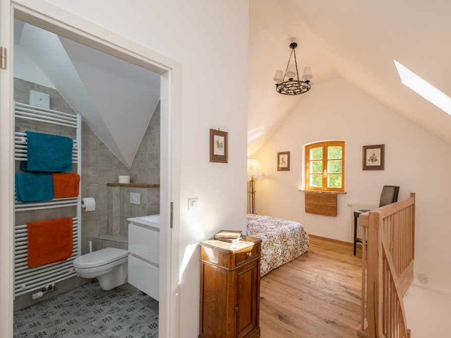 Etage : mezzanine et salle d'eau avec toilettes