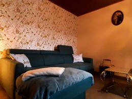 Salon avec canapé moderne et TV à écran plat