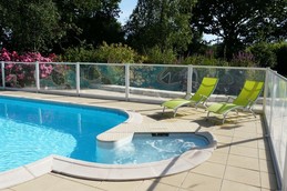 Piscine extérieure privée au gîte