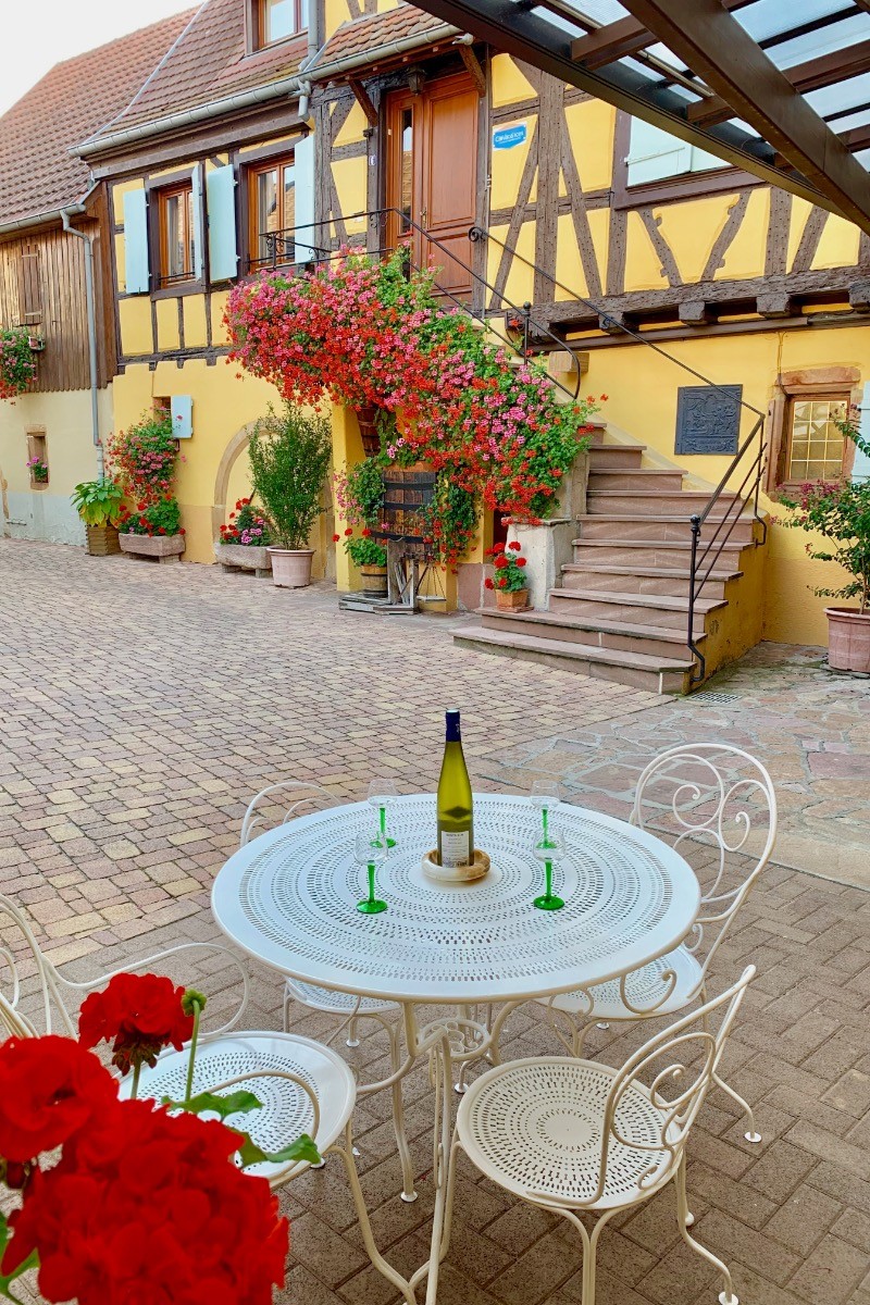 Espace cour. En arrière plan, l’escalier qui monte au gîte