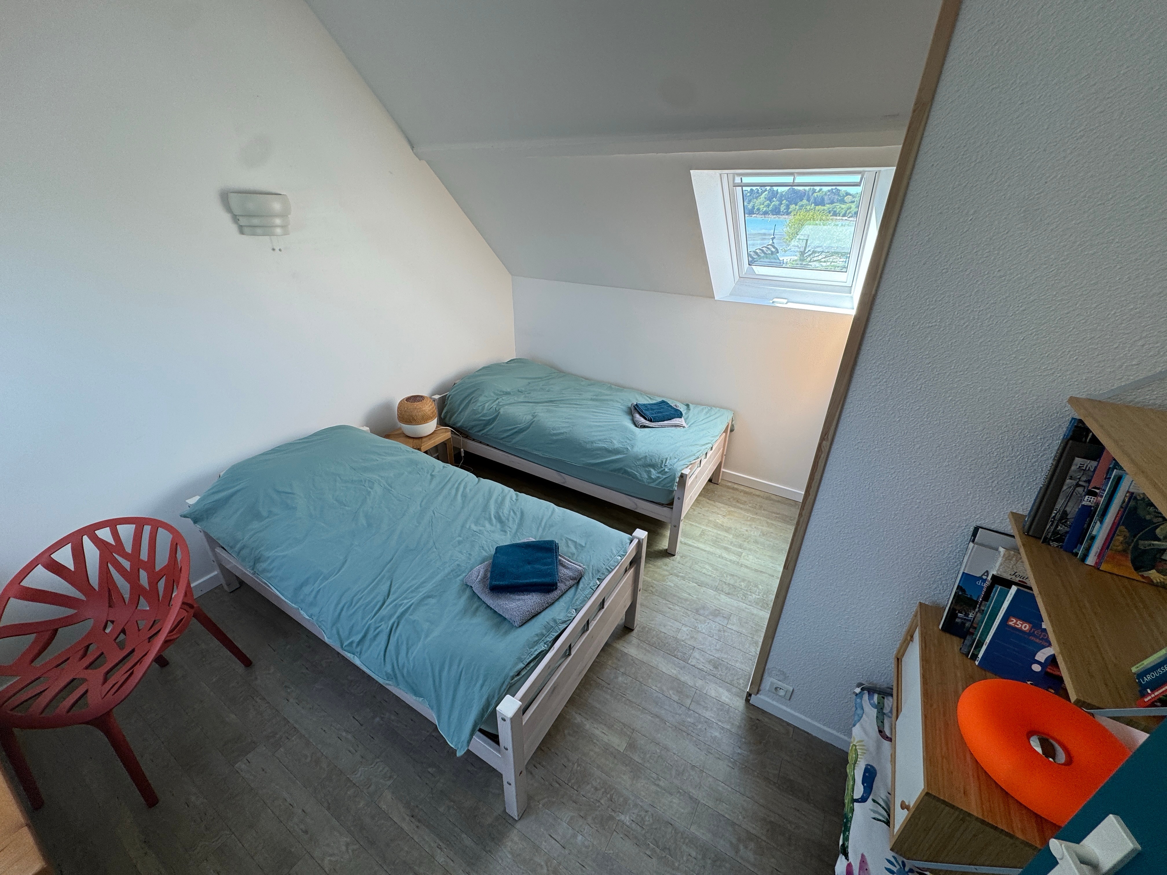 1st floor: bedroom with 2 single beds (90cm)