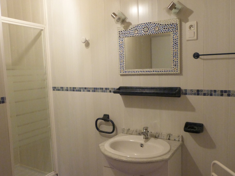 Salle d'eau spacieuse