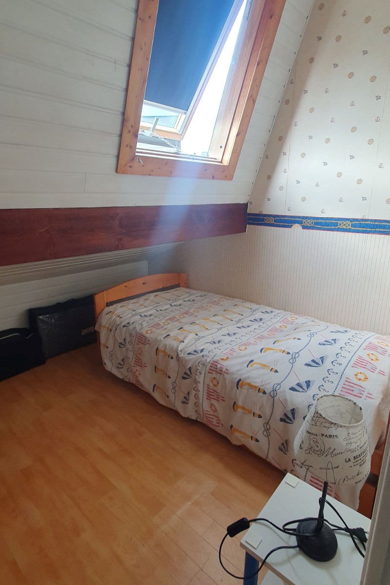 Petite chambre fermée à l’étage
