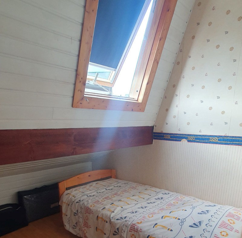 Petite chambre fermée à l’étage