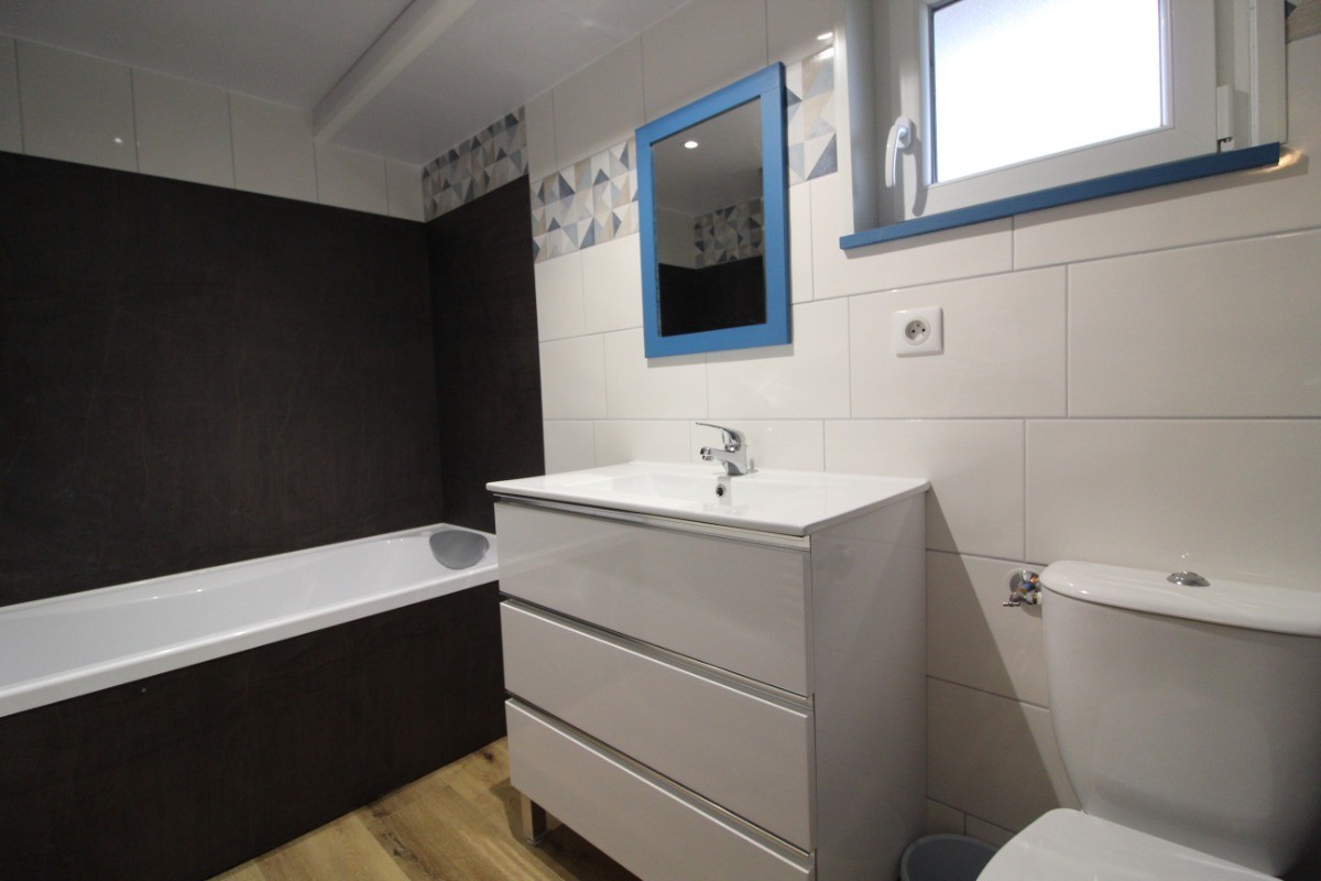 salle de bains rez de jardin (baignoire balnéo) wc