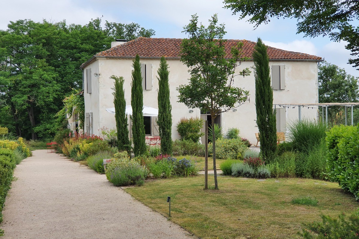 La maison dans son écrin de verdure