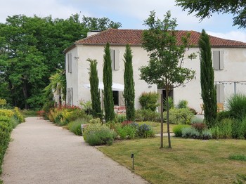 La maison dans son écrin de verdure