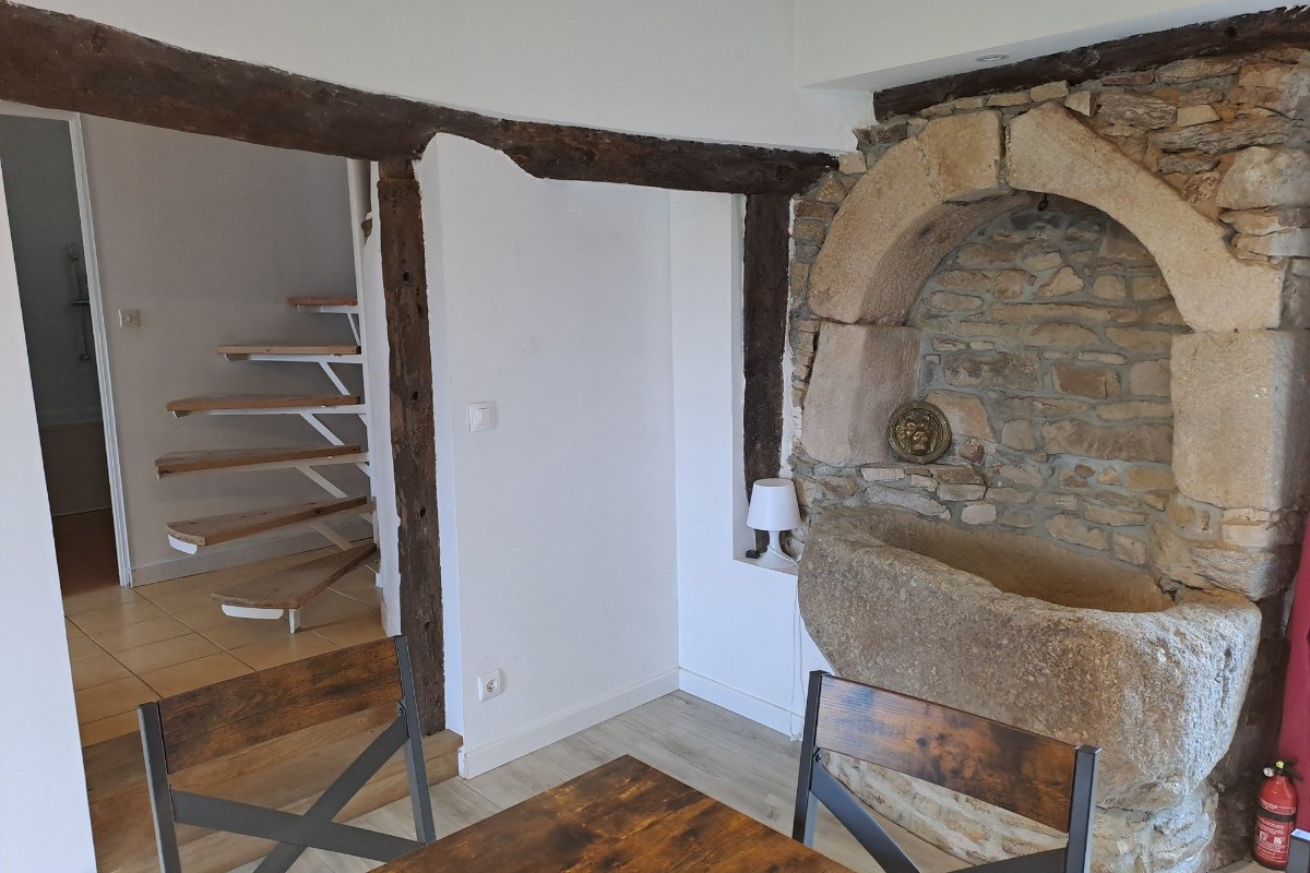 DELCROIX location Clévacances Runan détail pièce de vie donnant sur la cage d'escalier