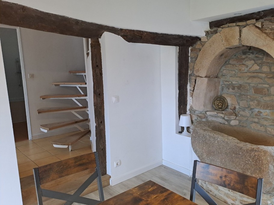 DELCROIX location Clévacances Runan détail pièce de vie donnant sur la cage d'escalier