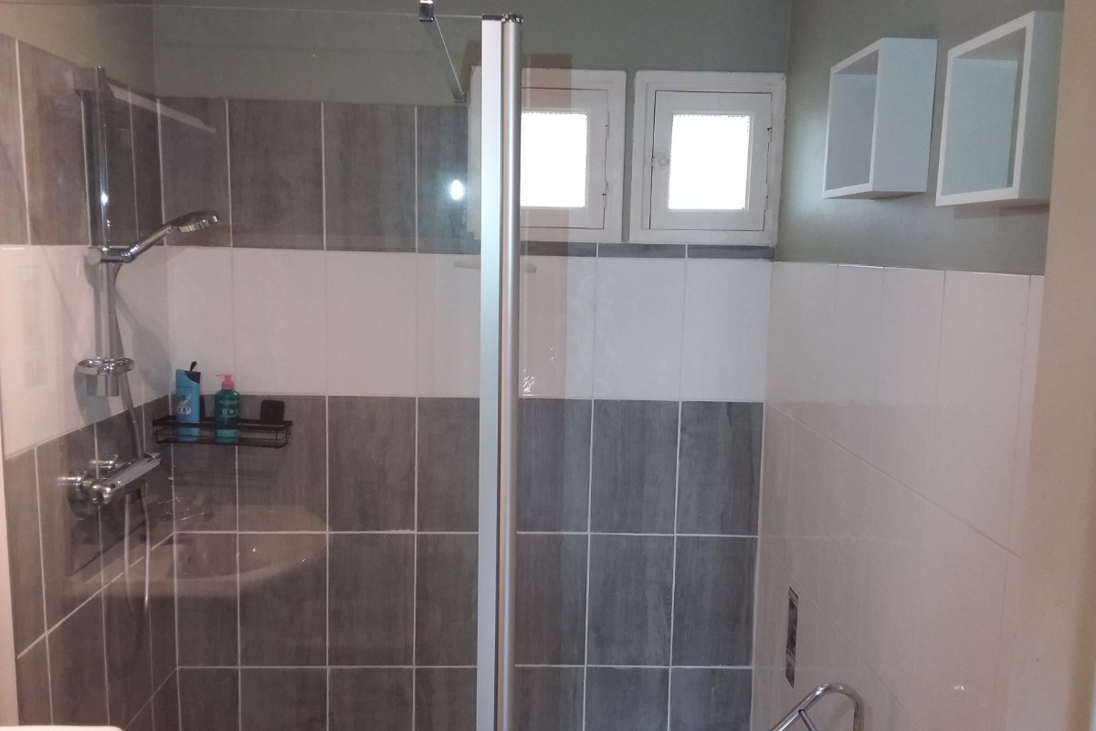 Salle de Bains avec douche à l'Italienne .