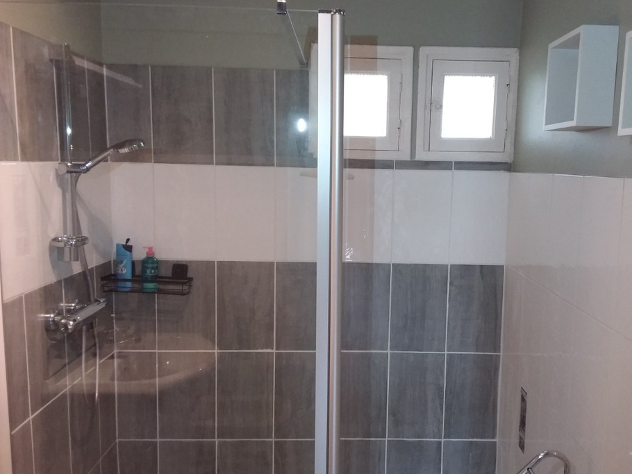 Salle de Bains avec douche à l'Italienne .