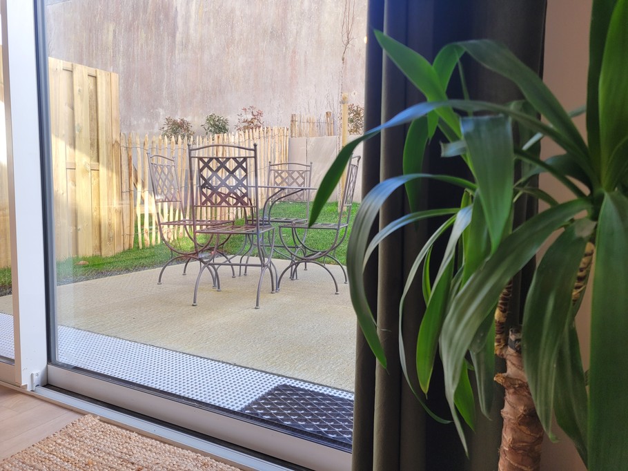 Lebreton Paimpol location, baie vitrée donnant sur la terrasse / jardin