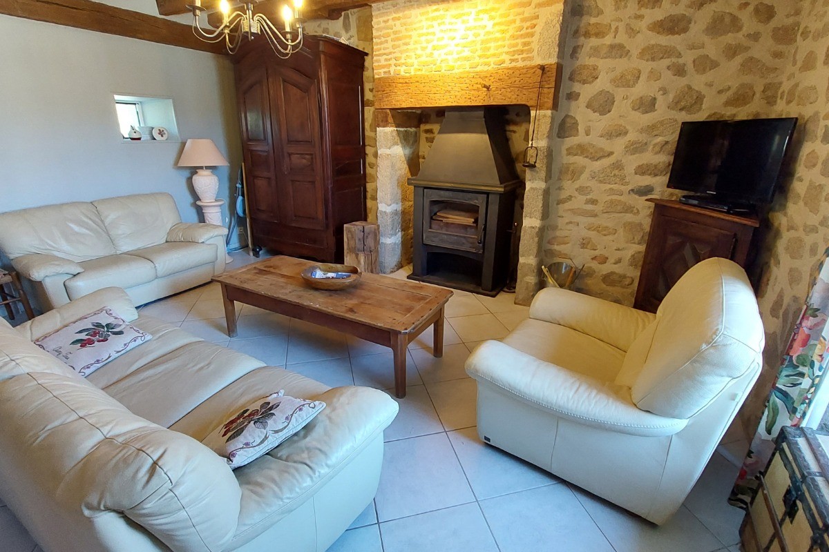 Salon chaleureux avec poêle à bois dans le gîte du Pays Vert