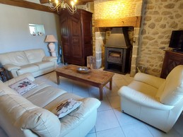 Salon chaleureux avec poêle à bois dans le gîte du Pays Vert