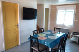 Séjour avec TV murale