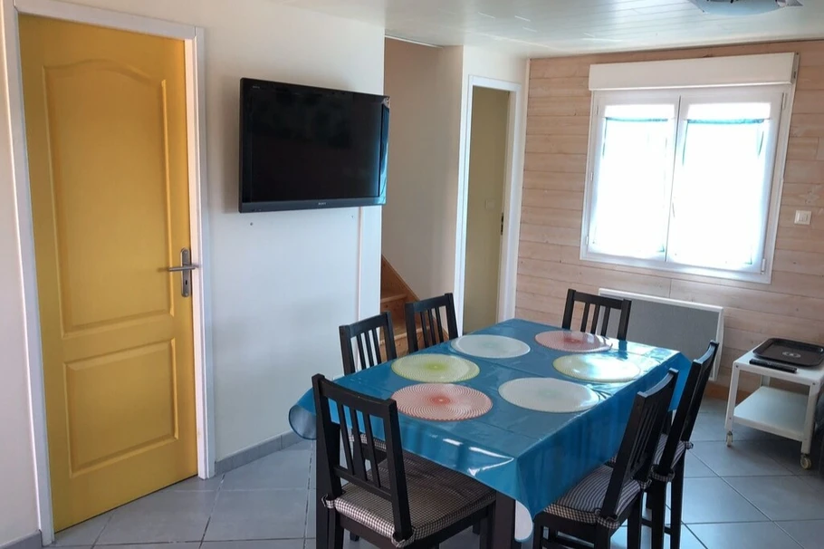 Séjour avec TV murale