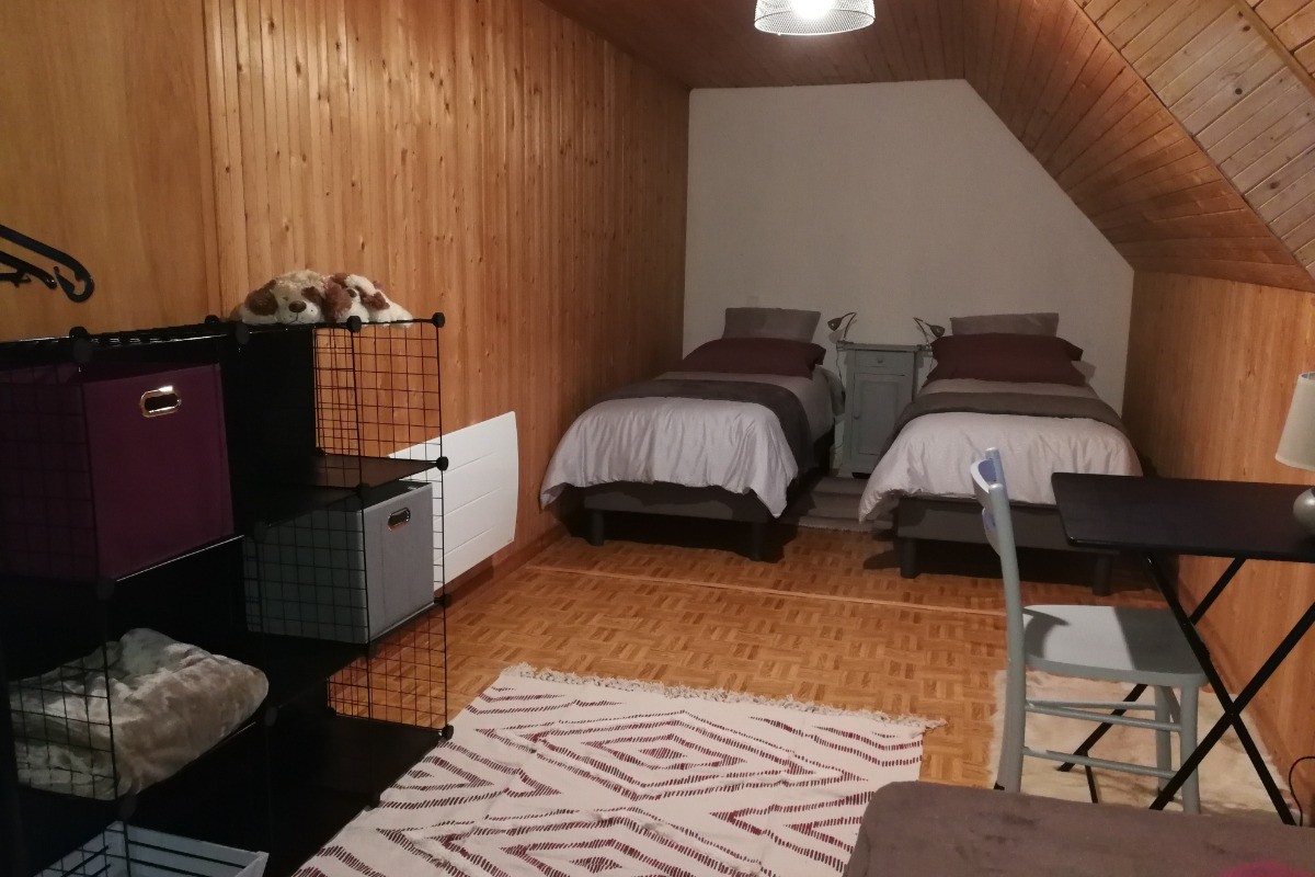 location Le Faouët Cozic chambre lits de 80