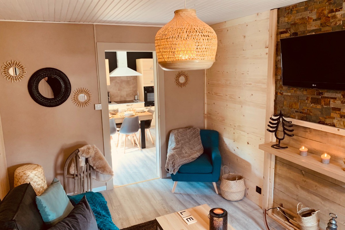 Salon avec canapé - Gîte Le Faon convertible, fauteuils, TV