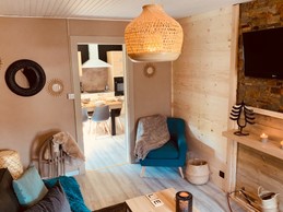 Salon avec canapé - Gîte Le Faon convertible, fauteuils, TV