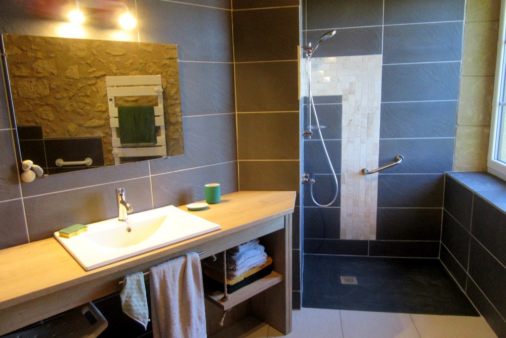 Salle de douche avec WC de la chambre II - gîte LA BASCULE