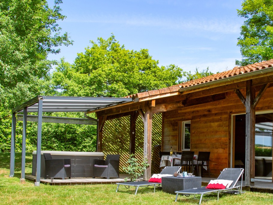 Chalet Cèdre : Le charme du bois, un spa privatif et la nature