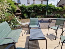 Terrasse privée avec Barbecue, salon de jardin et transats - Gîte des 4 vents à Girmont - Val d'Ajol dans les Vosges