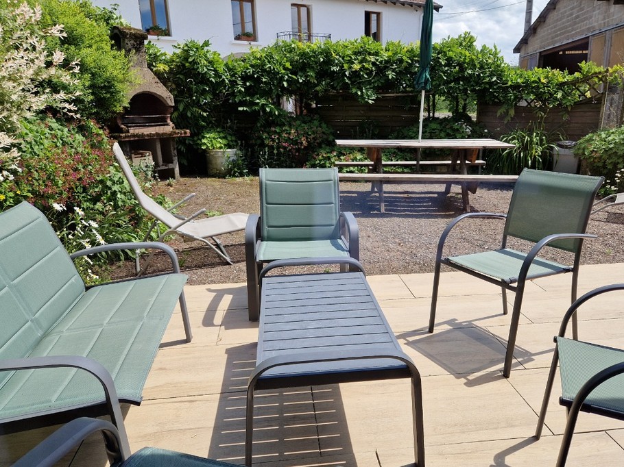 Terrasse privée avec Barbecue, salon de jardin et transats - Gîte des 4 vents à Girmont - Val d'Ajol dans les Vosges