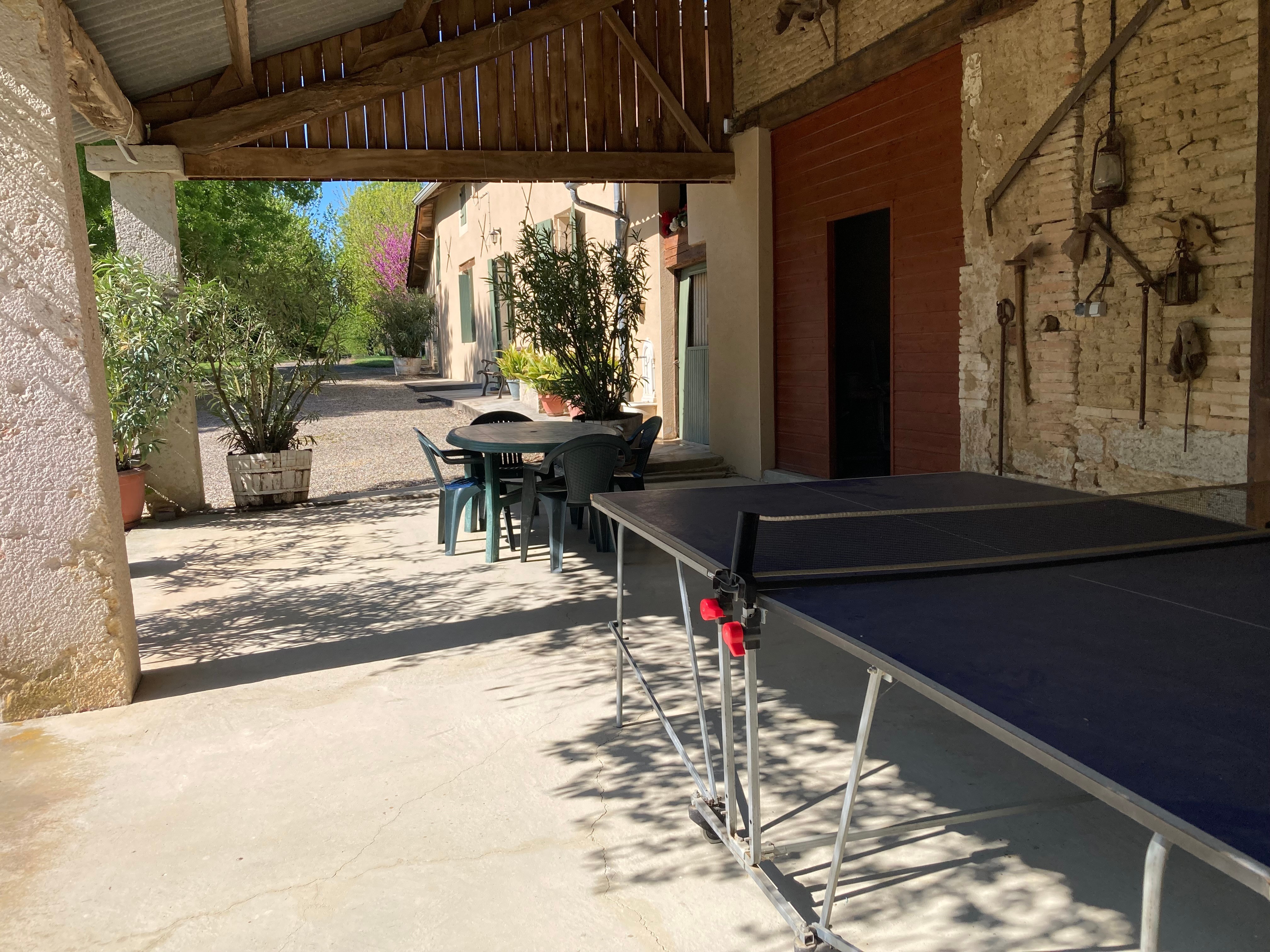 Terrasse couverte - coin repas et loisirs (ping pong, babyfoot...)