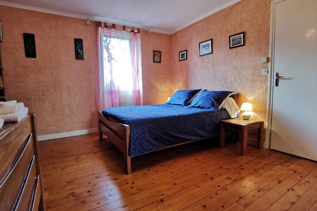 Chambre avec 1 lit 140 à l'étage