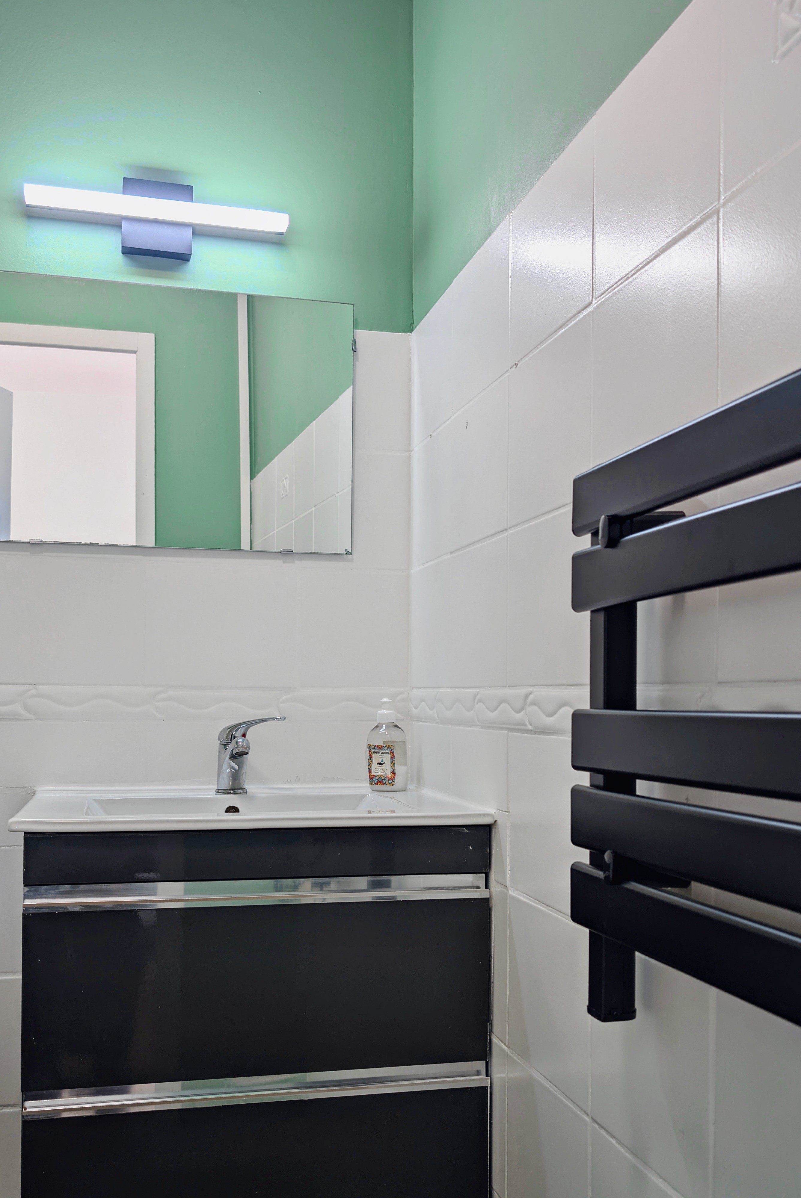 Le Nid – Holiday cottage, sleeps 3, Beaumont-du-Lac, Haute-Vienne: The bathroom