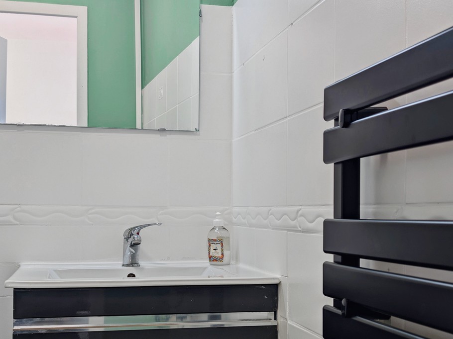 Le Nid – Holiday cottage, sleeps 3, Beaumont-du-Lac, Haute-Vienne: The bathroom