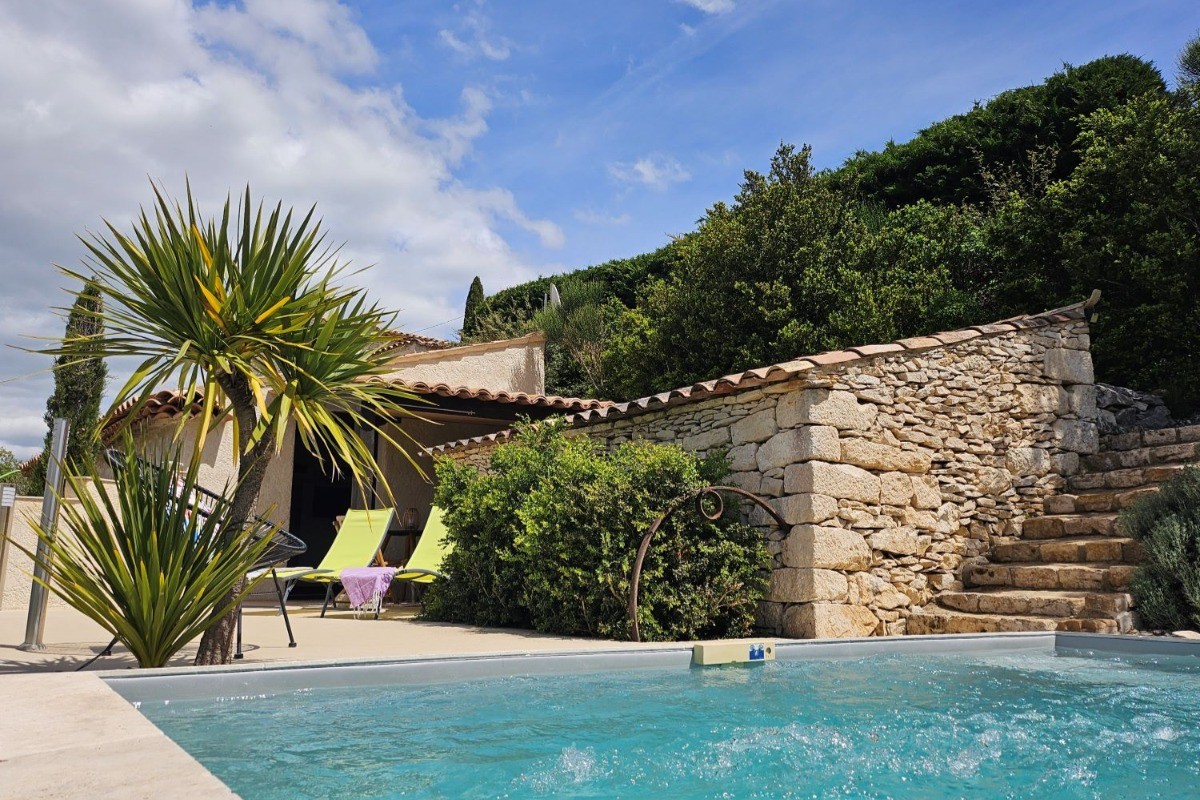 Piscine avec nage à contre-courant, Gîte le Larès, Domaine la Melette
