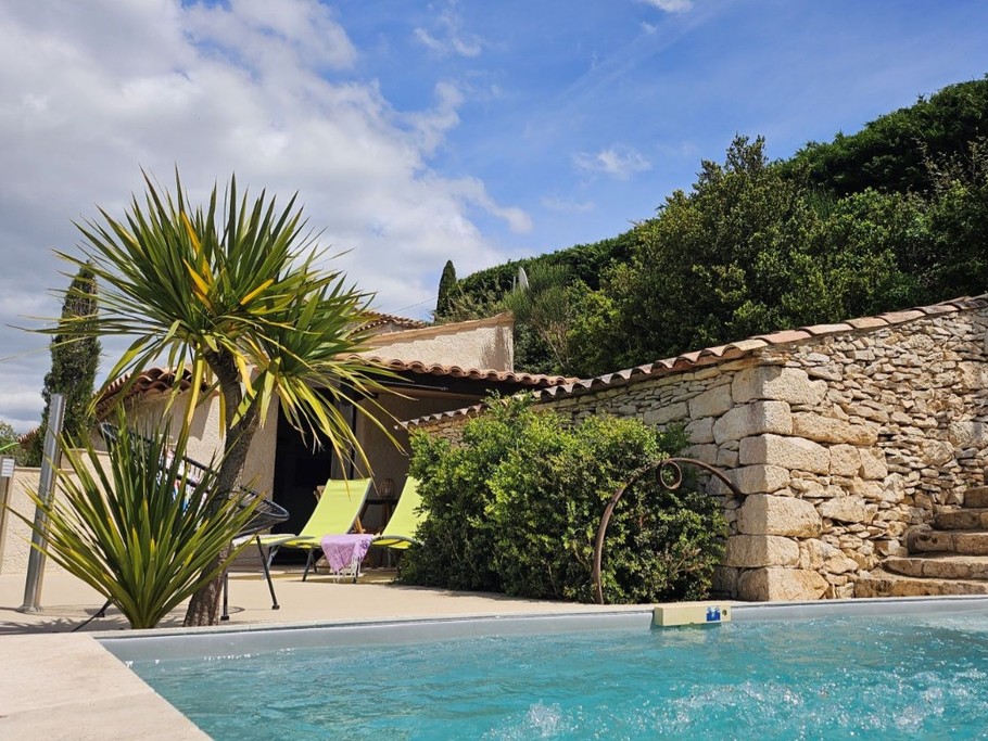 Piscine avec nage à contre-courant, Gîte le Larès, Domaine la Melette