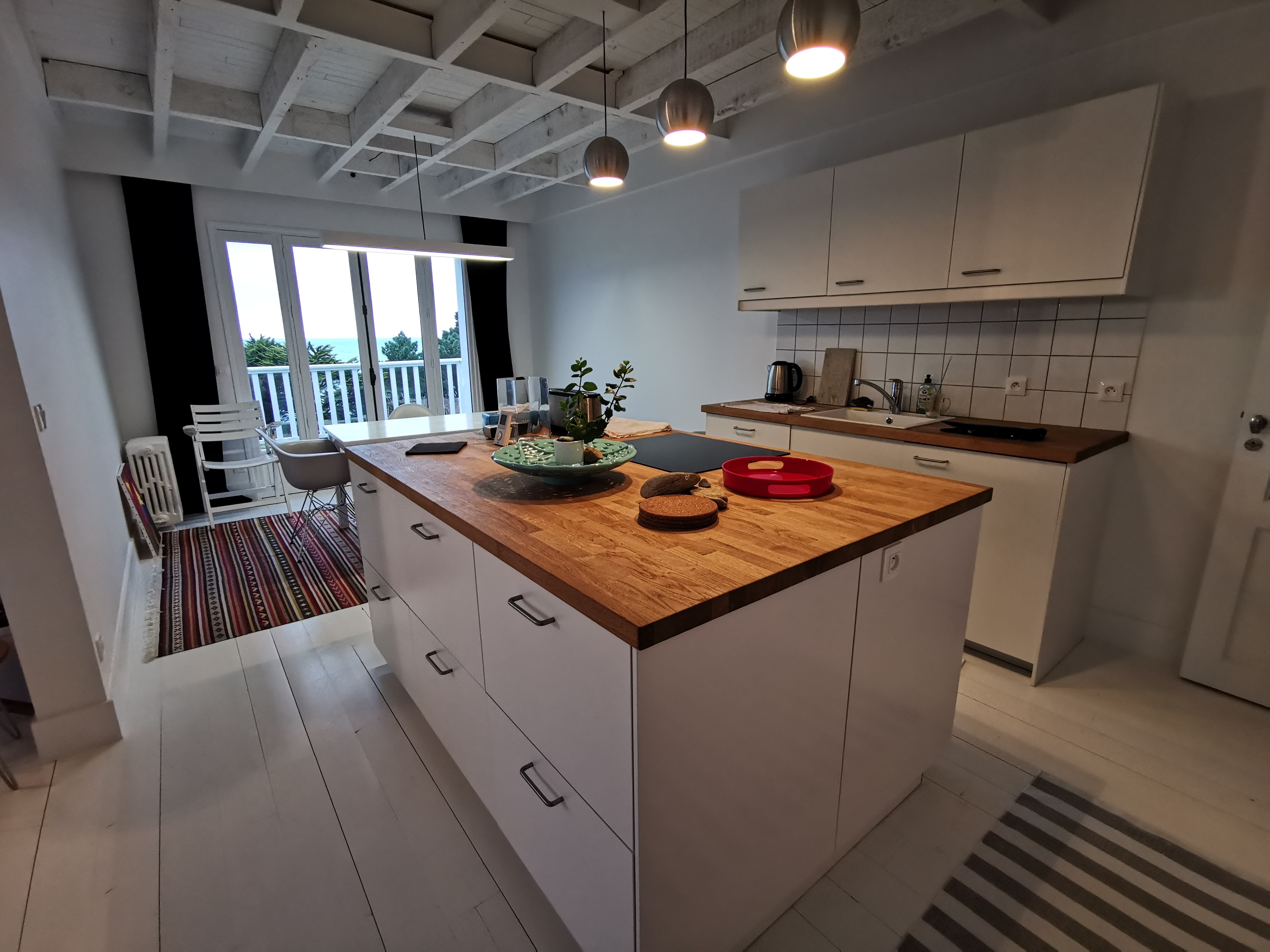 Cuisine toute équipée avec balcon terrasse
