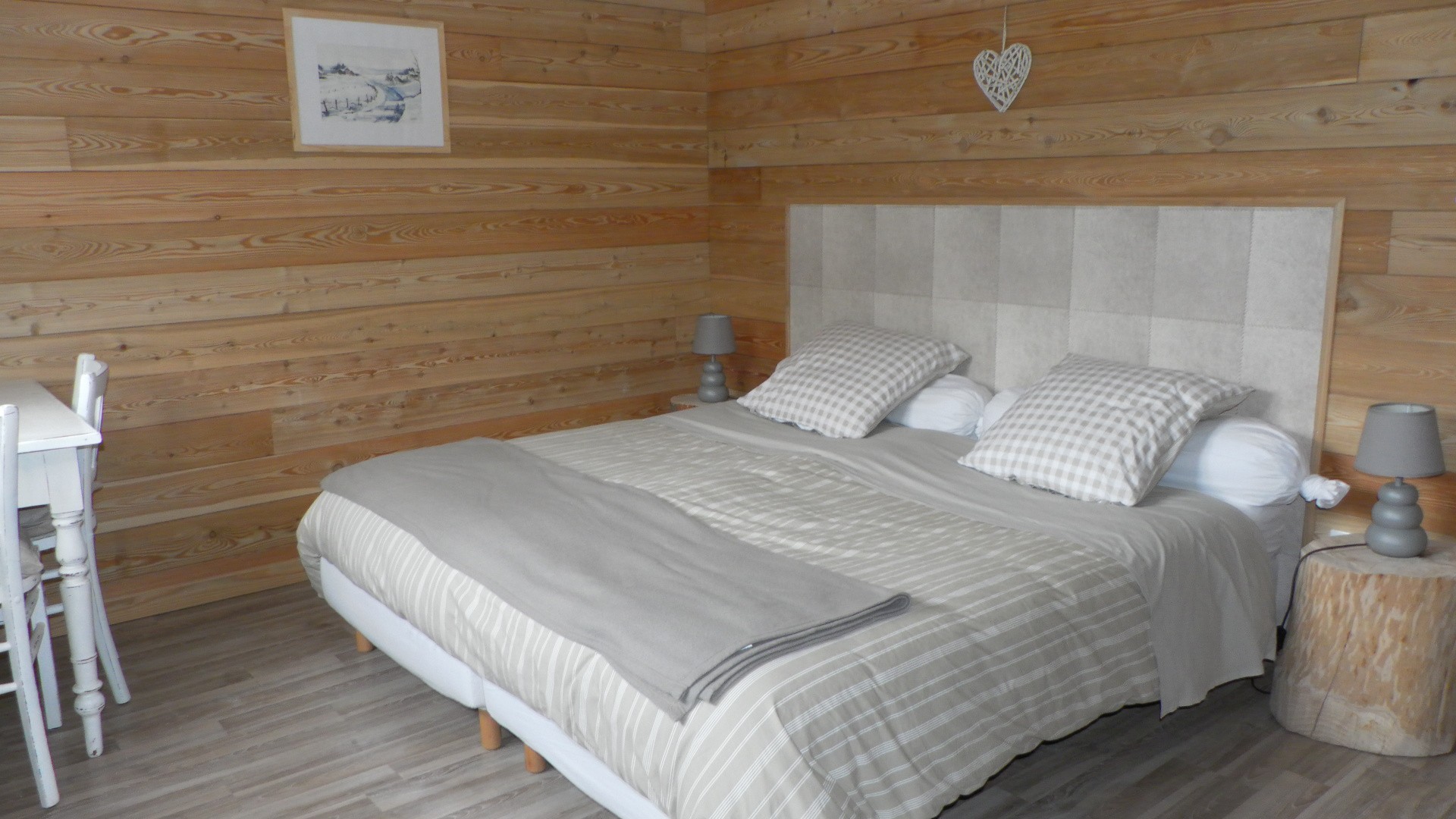 Chambre 1 équipée d'un lit de 180 cm de large.