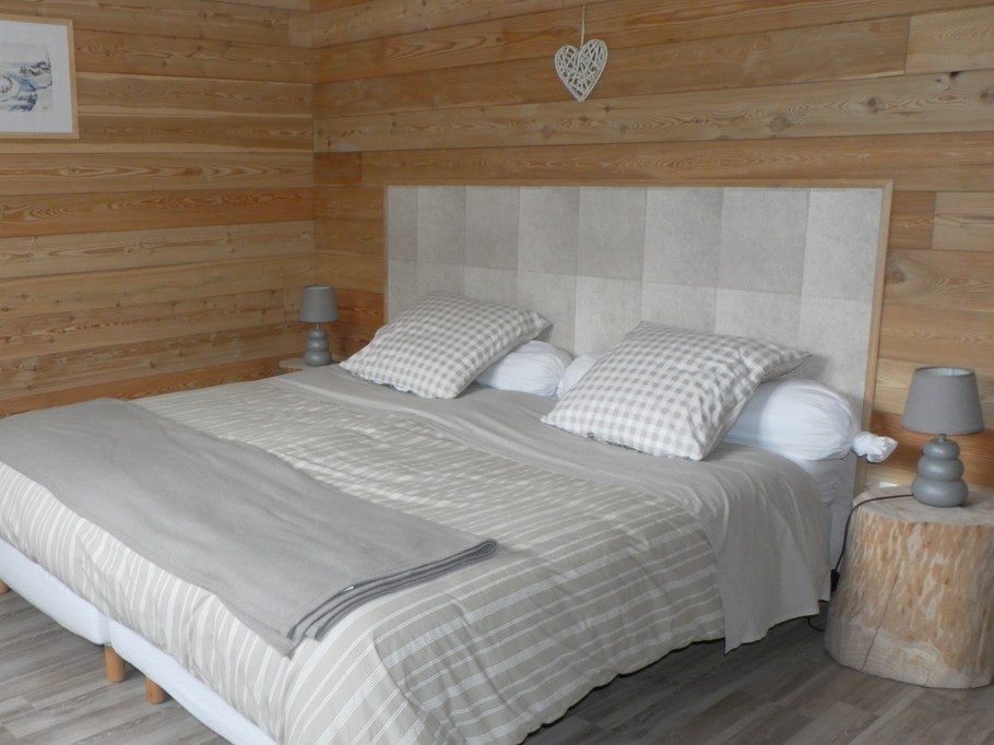 Chambre 1 équipée d'un lit de 180 cm de large.