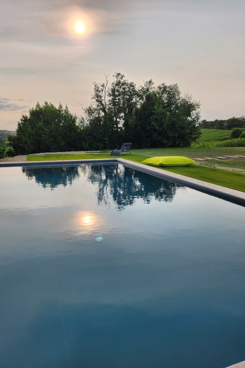 Coucher de soleil sur la piscine