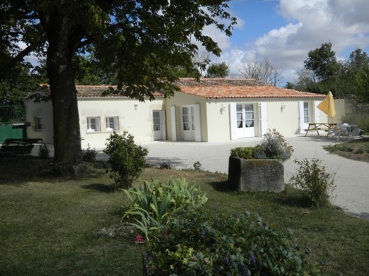 Gîte Les Chênes accès PMR vu du parc, à St Mard, Charente maritime