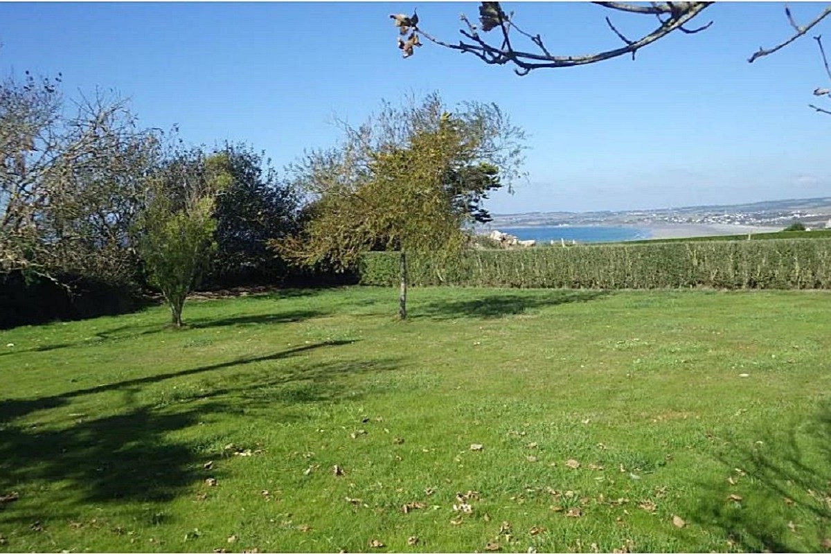 View from the garden onto the large beach at Pentrez
