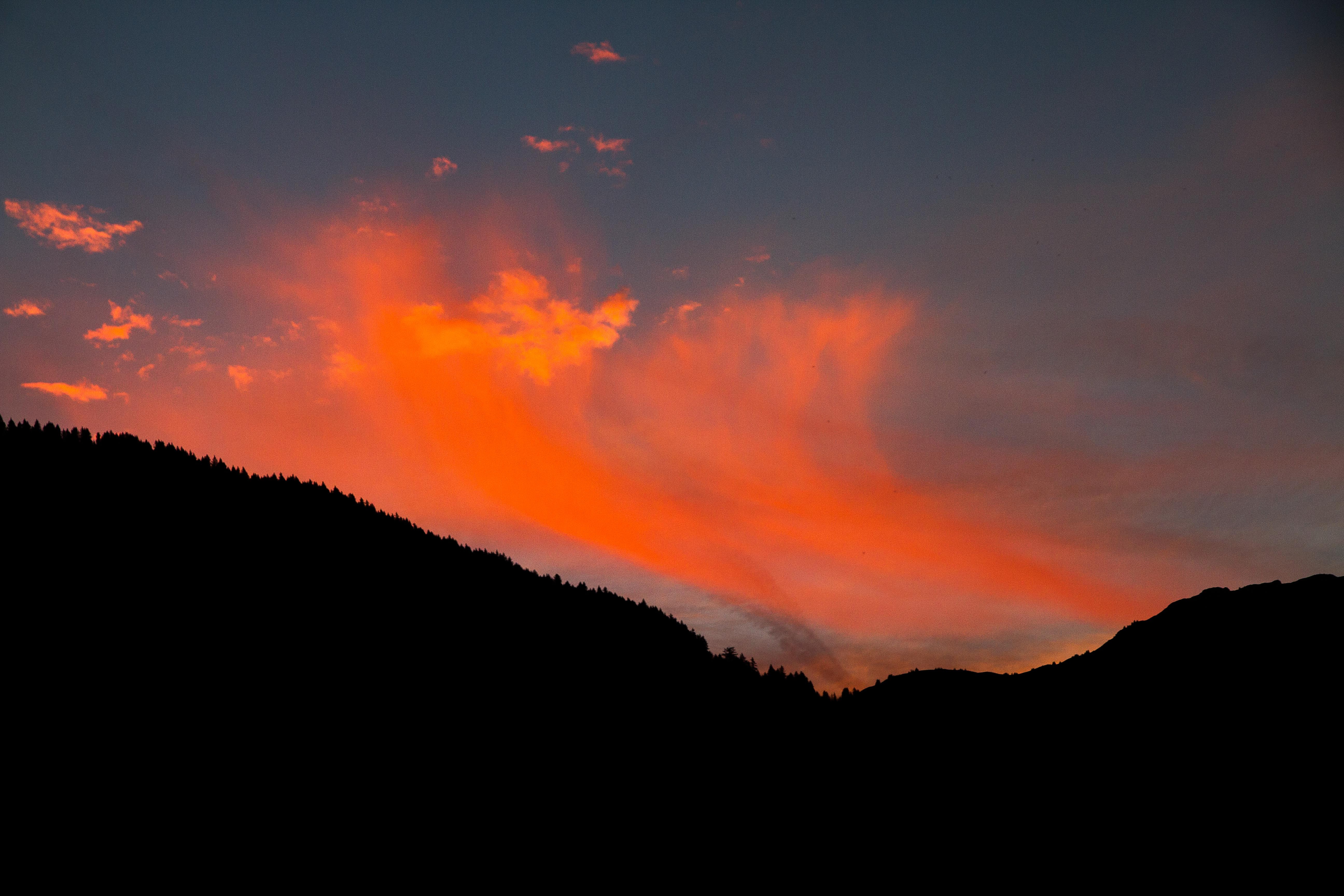 Vue de la Roche Parstire au soleil couchant, depuis la terrasse