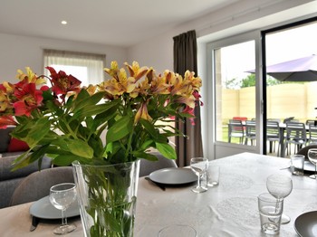 Grande pièce de vie avec coin séjour, coin salon et coin cuisine.
Grande cuisine ouverte, aménagée et toute équipée. Accès à la terrasse.